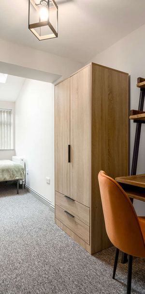 OX Living is proud to present this high-quality 8-bedroom co-living property, perfect for working professionals looking for stylish, stress-free living. - Photo 1