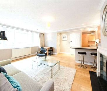 A bright first floor apartment located in this desirable mews in Be... - Photo 2