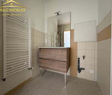 Location Appartement 3 pièces 74m² CHARLIEU 42190 - Photo 2