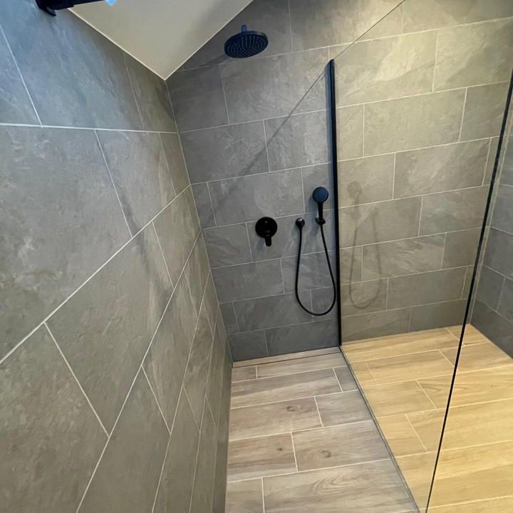 Frisch renovierte Dachgeschosswohnung mit Balkon in Mörlenbach - Photo 1