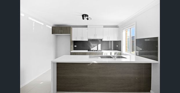 Stunning Townhouse In Prime Position - Photo 1