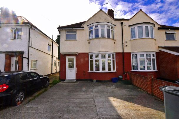 Connaught Avenue, Hounslow - Photo 1