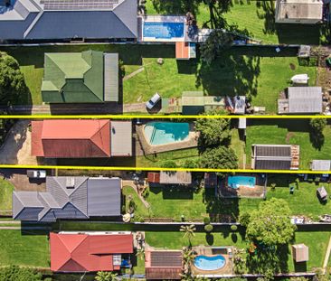 Spacious 4 Bedroom Home with Swimming Pool! - Photo 3