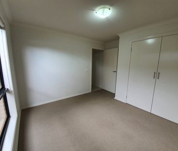 Luxury 4 Bedrooms House in Toolern Waters Estate available for Rent - Photo 3