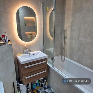 1 bedroom in a house share to rent - Photo 2