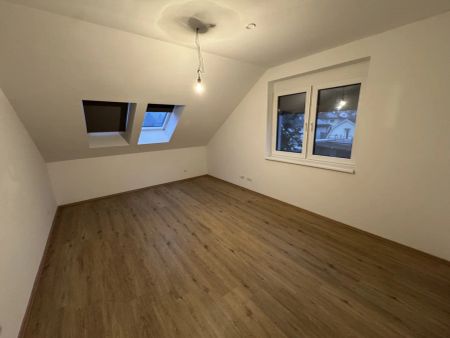 GROßZÜGIGE 4-ZIMMER DACHGESCHOSSWOHNUNG MIT BALKON! SOFORT VERFÜGBAR! - Photo 3