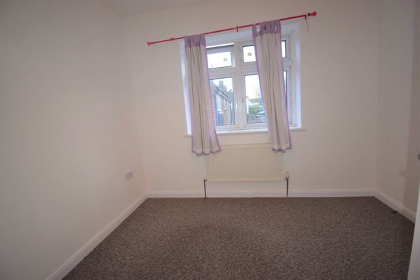 Two bedroom house close to Grange Hill Station- 1950 pcm - Photo 1