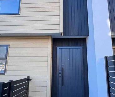 Modern 2 Bed Room Townhouse | Your Own Carpark! - Photo 4