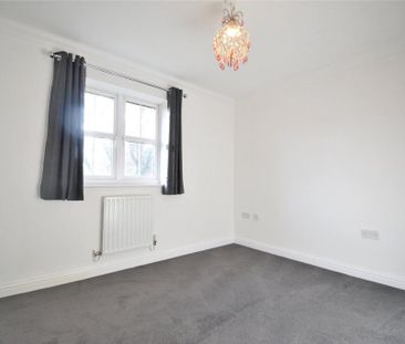 3 bedroom end of terrace house to rent - Photo 4