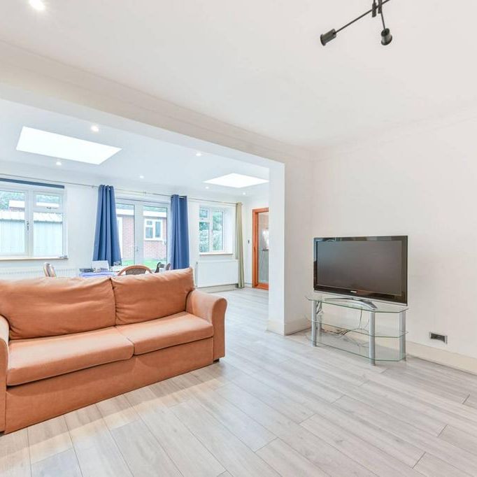 4 bedroom semi-detached house to rent - Photo 1