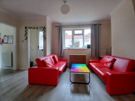 4 bed semi-detached house to rent in Close, Norwich, NR5 - Photo 2