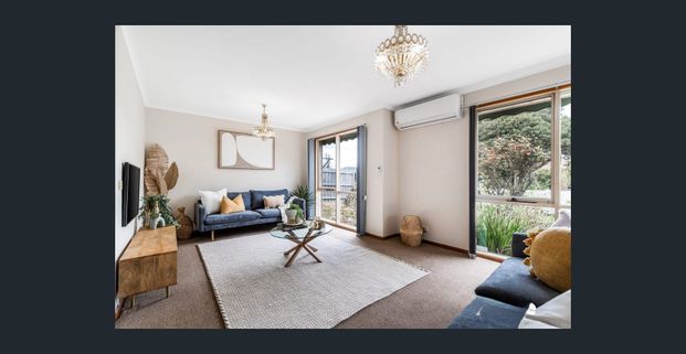 Semi-Furnished Family Home with 2 Living Areas in Prime Location! - Photo 1