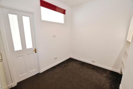 3 bedroom flat to rent - Photo 4
