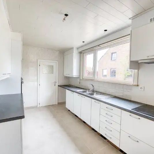 Lichtrijke woning met 2 slaapkamers, warmtepomp, zonnepanelen, parkeerplaats en tuin nabij centrum Eeklo - Photo 1