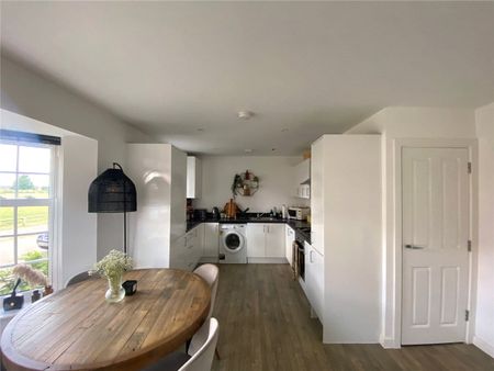 Modern well presented two bedroom apartment with own front door. - Photo 5