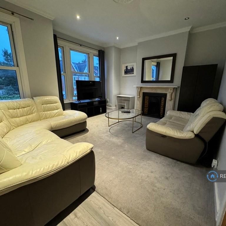 3 bedroom flat to rent - Photo 1