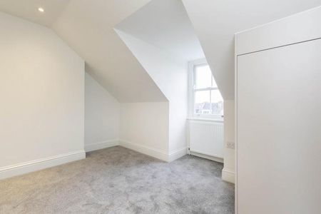 Newly refurbished 2 bedroom plus study / Guest room split over 2 floors - Photo 2