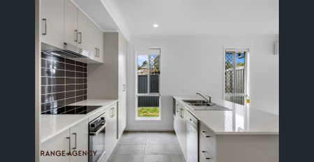 Family home with large backyard - Photo 2