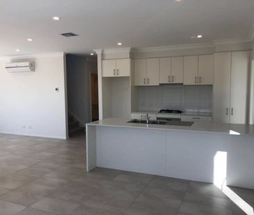 Spacouis 4 Bed 3 Bath Luxury Contemporary Living Close to Train Sta... - Photo 5
