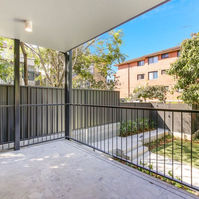 Tastefully Renovated, Luxuriously Designed, Secure And Brand New, Executive Style Two Bedroom Art-Deco Apartment In The Heart Of Enmore - Photo 1