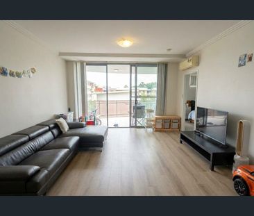 Spacious & Modern 2-Bedroom Apartment with Sun-Drenched Balcony - Photo 1