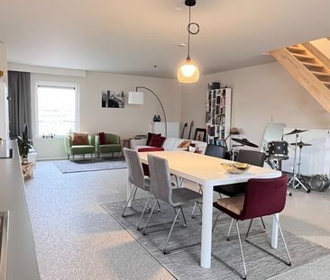 Duplex-appartement met twee slaapkamers en terras. Parking in kelde... - Photo 1