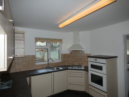 4 bed Detached - To Let - Photo 3