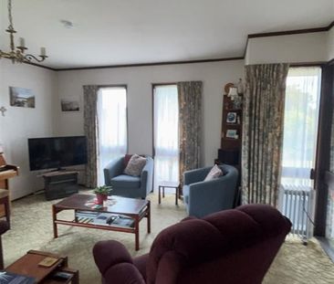 Discover comfortable and convenient living in this well-maintained ... - Photo 2