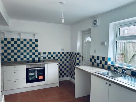 2 bedroom end of terrace house to rent - Photo 2