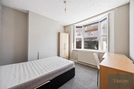 4 bedroom terraced house to rent - Photo 5