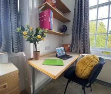 Deluxe Bedroom - Photo 6