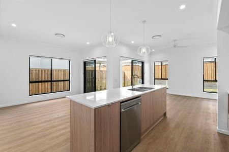 17 Honeyeater Circuit, Oxley QLD 4075 - House For Rent | Domain - Photo 4