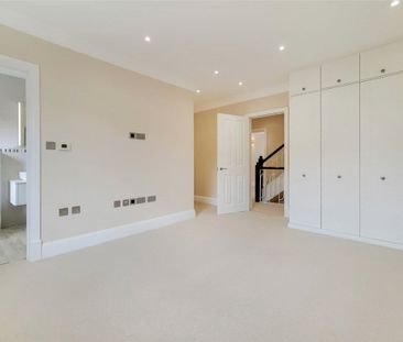 A well presented unfurnished three/four bedroom house with an abund... - Photo 5