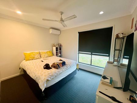 MODERN FAMILY HOME IN MIRAFLORES ESTATE - Photo 4