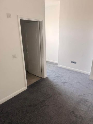 *NEWLY DECORATED* Cavendish Place, Eastbourne - Photo 4