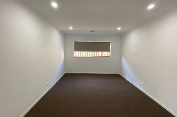 Spacious Family Excellence in Westbrook Estate - Photo 1