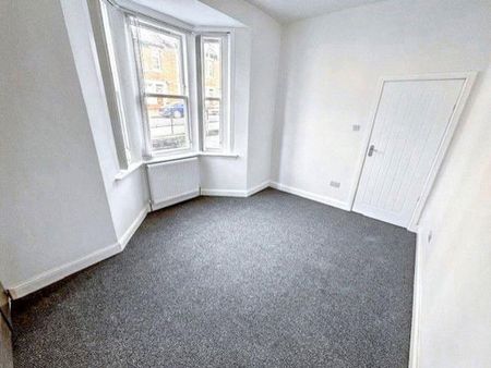 2 bedroom ground floor flat to rent - Photo 2