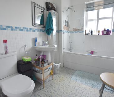 4 Bedroom Mid Terraced House - Photo 4