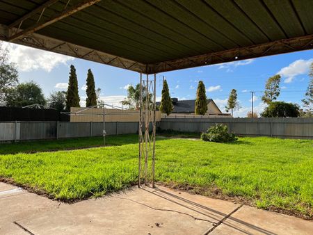 Fresh Semi Detached! - Photo 4