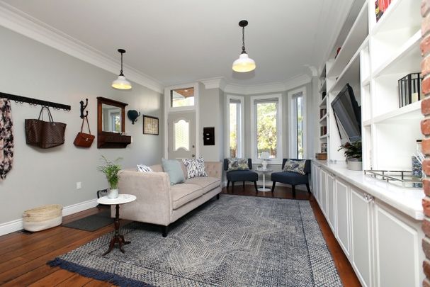 Toronto Furnished House for Rent - Incredible 3 Bedroom, 2 Bathroom with Original Details in Queen West - Photo 1