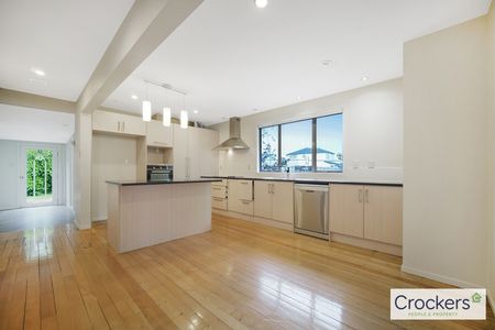 Bright and airy family home - Photo 4