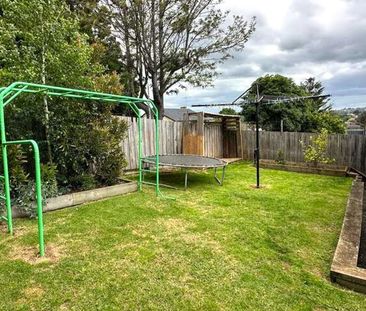 COSY FAMILY HOME PACKED WITH FEATURES! - Photo 2