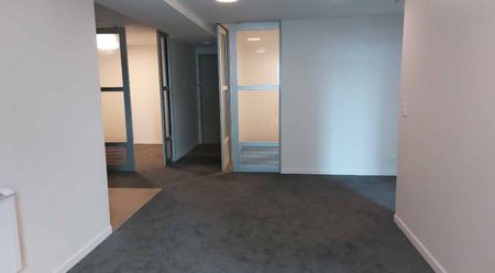 Newly renovated 3 bedroom apartment with carpark. - Photo 3