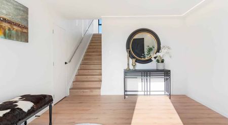Stunning 3-storey House with Sea View - Photo 3
