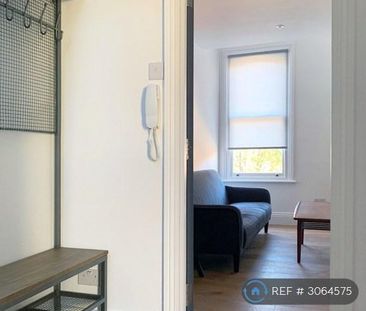 3 bedroom flat to rent - Photo 4
