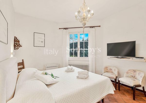 Elegante villa con giardino a due passi dal mare