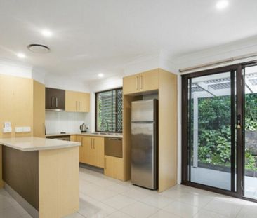 THREE BEDROOM DUPLEX - GREAT LOCATION - Photo 4