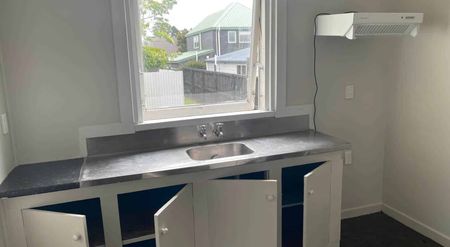 Spacious home, Mt Albert location $700.00 per week - Photo 5