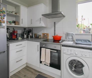 2 bedroom end of terrace house to rent - Photo 3
