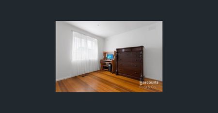 Charming 3-Bedroom Home with Ample Natural Light in Lalor - Photo 2